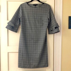 Banana Republic check pattered bell sleeved dress- lightweight
